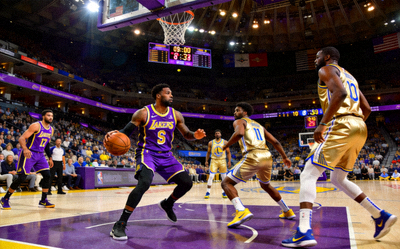 NBA常规赛洛杉矶湖人队对阵金州勇士队比赛现场画面，篮球运动员在场上对抗
